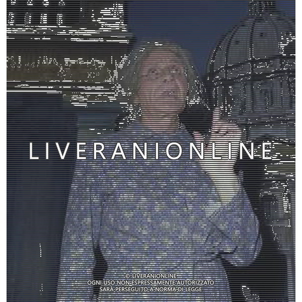 RETROSPETTIVA FELICE MUSAZZI ATTORE TEATRALE NELLA FOTO FELICE MUSAZZI CON LA COMPAGNIA TEATRALE I LEGNANESI NEL RUOLO DI TERESA NELL\'ANNO 1980 A MILANO AG ALDO LIVERANI SAS