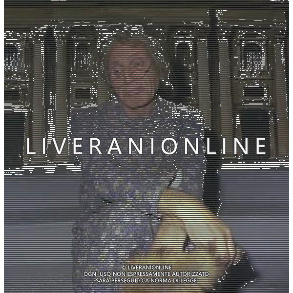 RETROSPETTIVA FELICE MUSAZZI ATTORE TEATRALE NELLA FOTO FELICE MUSAZZI CON LA COMPAGNIA TEATRALE I LEGNANESI NEL RUOLO DI TERESA NELL\'ANNO 1980 A MILANO AG ALDO LIVERANI SAS