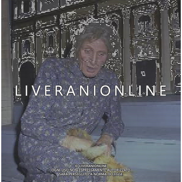 RETROSPETTIVA FELICE MUSAZZI ATTORE TEATRALE NELLA FOTO FELICE MUSAZZI CON LA COMPAGNIA TEATRALE I LEGNANESI NEL RUOLO DI TERESA NELL\'ANNO 1980 A MILANO AG ALDO LIVERANI SAS