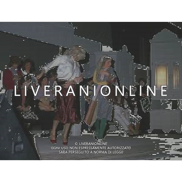 RETROSPETTIVA FELICE MUSAZZI ATTORE TEATRALE NELLA FOTO FELICE MUSAZZI CON LA COMPAGNIA TEATRALE I LEGNANESI NEL RUOLO DI TERESA NELL\'ANNO 198O A MILANO AG ALDO LIVERANI SAS 