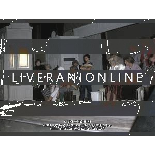 RETROSPETTIVA FELICE MUSAZZI ATTORE TEATRALE NELLA FOTO FELICE MUSAZZI CON LA COMPAGNIA TEATRALE I LEGNANESI NEL RUOLO DI TERESA NELL\'ANNO 198O A MILANO AG ALDO LIVERANI SAS 