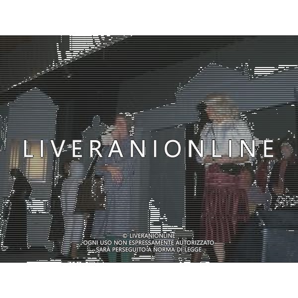 RETROSPETTIVA FELICE MUSAZZI ATTORE TEATRALE NELLA FOTO FELICE MUSAZZI CON LA COMPAGNIA TEATRALE I LEGNANESI NEL RUOLO DI TERESA NELL\'ANNO 198O A MILANO AG ALDO LIVERANI SAS 