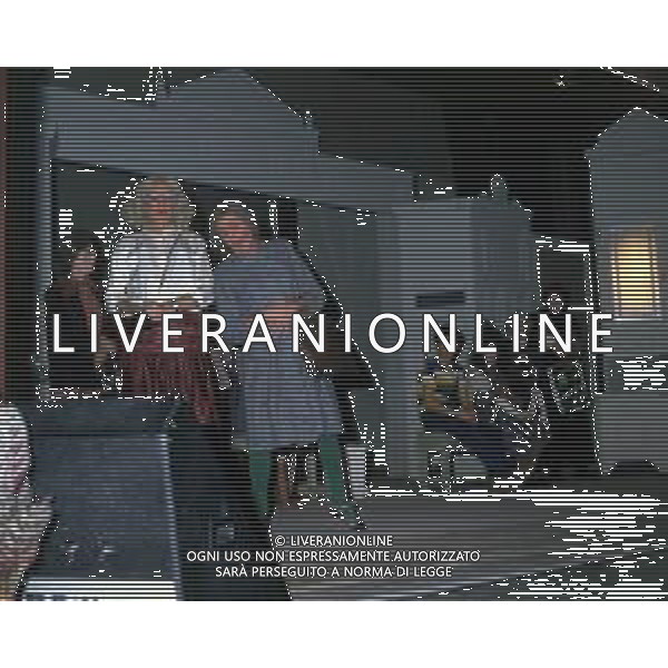 RETROSPETTIVA FELICE MUSAZZI ATTORE TEATRALE NELLA FOTO FELICE MUSAZZI CON LA COMPAGNIA TEATRALE I LEGNANESI NEL RUOLO DI TERESA NELL\'ANNO 198O A MILANO AG ALDO LIVERANI SAS 