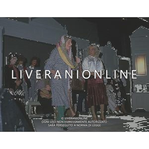 RETROSPETTIVA FELICE MUSAZZI ATTORE TEATRALE NELLA FOTO FELICE MUSAZZI CON LA COMPAGNIA TEATRALE I LEGNANESI NEL RUOLO DI TERESA NELL\'ANNO 198O A MILANO AG ALDO LIVERANI SAS 