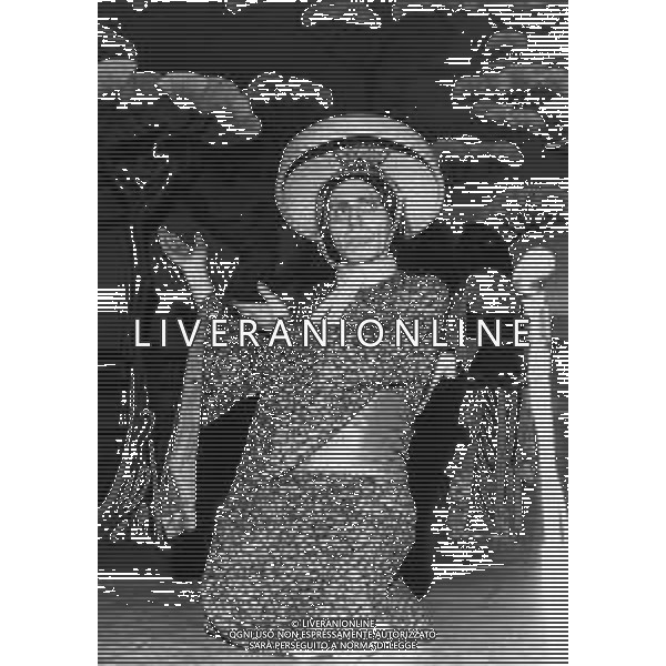 RETROSPETTIVA FELICE MUSAZZI ATTORE TEATRALE NELLA FOTO FELICE MUSAZZI CON LA COMPAGNIA TEATRALE I LEGNANESI NEL RUOLO DI TERESA NELL\'ANNO 198O A MILANO NELLO SPETTACOLO TEATRALE “ IL CORTILE DEI MIRACOLI“ AG ALDO LIVERANI SAS 