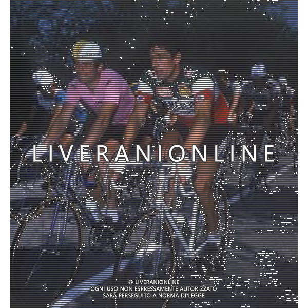 RETROSPETTIVA BERNARD HINAULT NELLA FOTO BERNARD HINAULT NELL\'ANNO 1982  CON FRANCESCO MOSER AG ALDO LIVERANI SAS