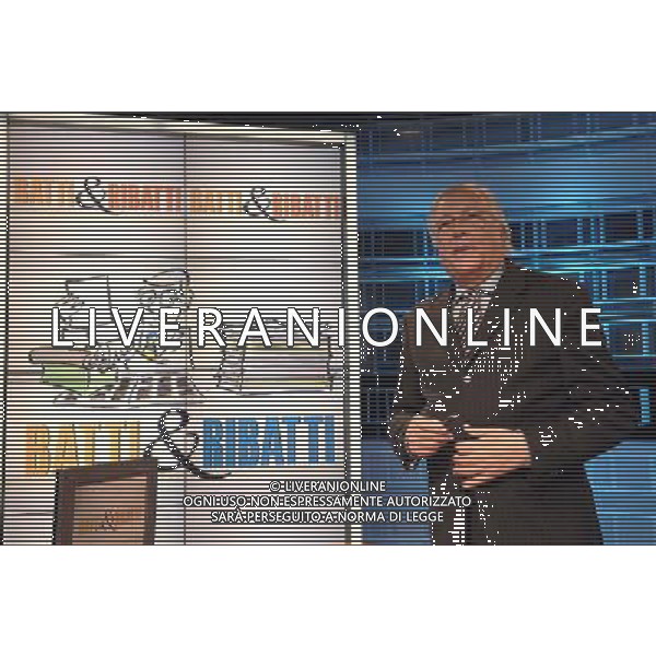 ROMA, 26 SETTEMBRE 2005 BATTI E RIBATTI, TRASMISSIONE TELEVISIVA DI INFORMAZIONE DI RAIUNO, CONDUCE RICCARDO BERTI. NELLA FOTO: RICCARDO BERTI NELLO STUDIO RAI DOVE SI SVOLGE LA TRASMISSIONE. PH AGENZIA ALDO LIVERANI