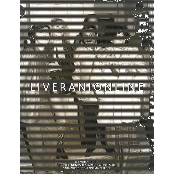 RETROSPETTIVA CORARDO MANTONI PRESENTATORE TELEVISIVO NELLA FOTO CORRADO MANTO E I PARTECIPANTI ALLA TRASMISSIONE TELEVISIVA “GRANCANAL“ CORRADO MANTONI -SARA TAFURI-MARINA PERZY-ANNA MAZZAMAURO- I FRATELLI MARIO E PIPPO SANTANASTASO- TIZIANA FIORVELLUTI AG ALDO LIVERANI SAS