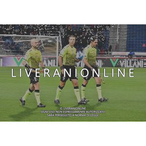 BOLOGNA - CAGLIARI CAMPIONATO CALCIO SERIE A TIM 01.11.2021 NELLA FOTO L\'ARBITRO MASSA DI IMPERIA CON IL PALLONE E LA TERNA ARBITRALE CON GLI ASSISTENTI MIELE E CIPRESSA ©VILLANI /AGENZIA ALDO LIVERANI SAS