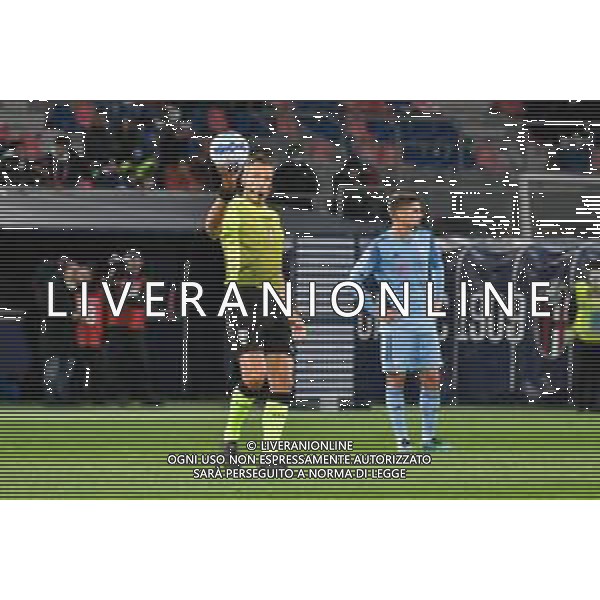 BOLOGNA - CAGLIARI CAMPIONATO CALCIO SERIE A TIM 01.11.2021 NELLA FOTO L\'ARBITRO MASSA DI IMPERIA CON IL PALLONE ©VILLANI /AGENZIA ALDO LIVERANI SAS