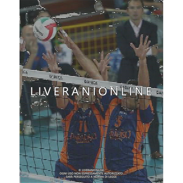 MONTICHIARI (BS) 26/09/2005 CAMPIONATO SERIE A1 ACQUA PARADISO GABECA MONTICHIARI-LUBE BANCA MARCHE MACERATA NELLA FOTO: BONINFANTE DANTE E INSALATA VITO A MURO FOTO BARATTINI ALEXANDRO/AG. ALDO LIVERANI