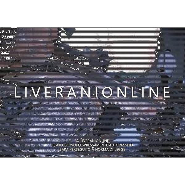 06-12-1990 CASALECCHIO DI RENO INCIDENTE AEREO JET MILITARE IN AVARIA PIOMBA SU UNA SCUOLA PROVOCANDO UNA STRAGE 12 ALUNNI MORTI E 30 FERITI NELLA FOTO LA SCUOLA DOVE E\' CADUTO L\'AEREO FOTO GIANNI SCHICCHI-AG ALDO LIVERANI SAS /AGENZIA ALDO LIVERANI SAS