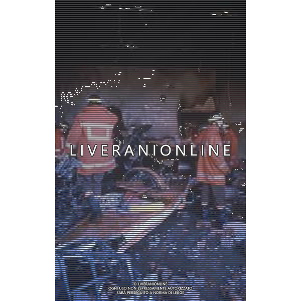 06-12-1990 CASALECCHIO DI RENO INCIDENTE AEREO JET MILITARE IN AVARIA PIOMBA SU UNA SCUOLA PROVOCANDO UNA STRAGE 12 ALUNNI MORTI E 30 FERITI NELLA FOTO LA SCUOLA DOVE E\' CADUTO L\'AEREO FOTO GIANNI SCHICCHI-AG ALDO LIVERANI SAS /AGENZIA ALDO LIVERANI SAS