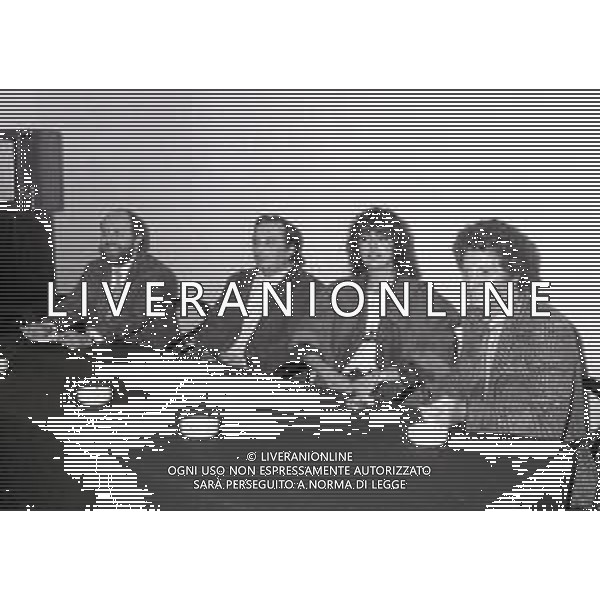 1984 MILANO CONFERENZA STAMPA DEL NUOVO PROGRAMMA TELEVISIVO “DRIVE IN“ NELLA FOTO ENRICO BERUSCHI-BEPPE RECCHIA-NADIA CASSINI E GIANFRANCO D\'ANGELO AG ALDO LIVERANI SAS