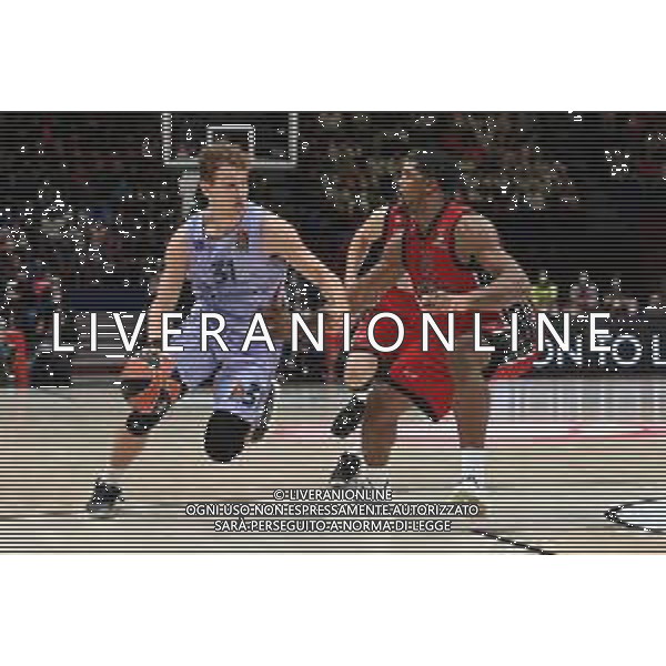© TVRG Rokas Jokubaitis (Barcellona) e Kyle Hines (Milano) AX Armani Exchange Milano vs Barcellona Turkish Ailines EuroLeague - 8a giornata regular season Assago (MI) 04-11-2021 Mediolanum Forum foto Roberto Garavaglia/ag. Aldo Liverani sas/AGENZIA ALDO LIVERANI SAS