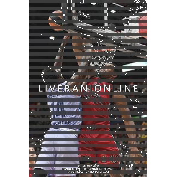 © TVRG Kyle Hines (Milano) stoppa Nigel Hayes-Davis (Barcellona) AX Armani Exchange Milano vs Barcellona Turkish Ailines EuroLeague - 8a giornata regular season Assago (MI) 04-11-2021 Mediolanum Forum foto Roberto Garavaglia/ag. Aldo Liverani sas/AGENZIA ALDO LIVERANI SAS