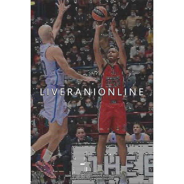 © TVRG il tiro da 3 di Shavon Shields (Milano) che riporta Milano avanti nel finale di gara AX Armani Exchange Milano vs Barcellona Turkish Ailines EuroLeague - 8a giornata regular season Assago (MI) 04-11-2021 Mediolanum Forum foto Roberto Garavaglia/ag. Aldo Liverani sas /AGENZIA ALDO LIVERANI SAS