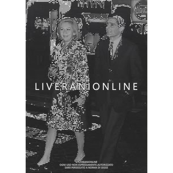 RETROSPETTIVA ANNA MARIA GAMBINERI ANNUNCIATRICE TELEVISIVA NELLA FOTO ANNA MARIA GAMBINERI CON GIANENRICO CAMBIASO IN PIAZZA DI SPAGNA A ROMA AG ALDO LIVERANI SAS 
