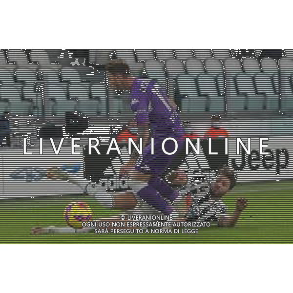 Torino 06.11.2021 Stadio Allianz Stadium ©Alessandro Falzone/Agenzia Aldo Liverani Juventus vs Fiorentina Serie A Tim 2021/2022 Nella foto : MANUEL LOCATELLI - GAETANO CASTROVILLI ©FALZONE/AGENZIA ALDO LIVERANI SAS