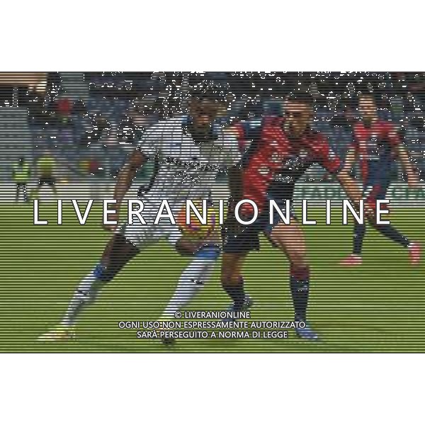 6-11-2021. Cagliari Calcio - Atalanta Bergamasca Calcio. 12° giornata Serie A calcio 2021-2022. Italia, Sardegna, Cagliari, Stadio Unipol Domus. Salvatore Moi/Aldo Liverani s.a.s. Nella foto: Duvan Zapata Atalanta, Gabriele Zappa Cagliari ©MOI/AGENZIA ALDO LIVERANI SAS