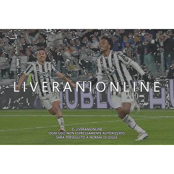 Torino 06.11.2021 Stadio Allianz Stadium ©Alessandro Falzone/Agenzia Aldo Liverani Juventus vs Fiorentina 11^ giornata Serie A Tim 2021/2022 Nella foto : Esultanza gol di Juan Cuadrado con Paulo Dybala ©FALZONE/AGENZIA ALDO LIVERANI SAS
