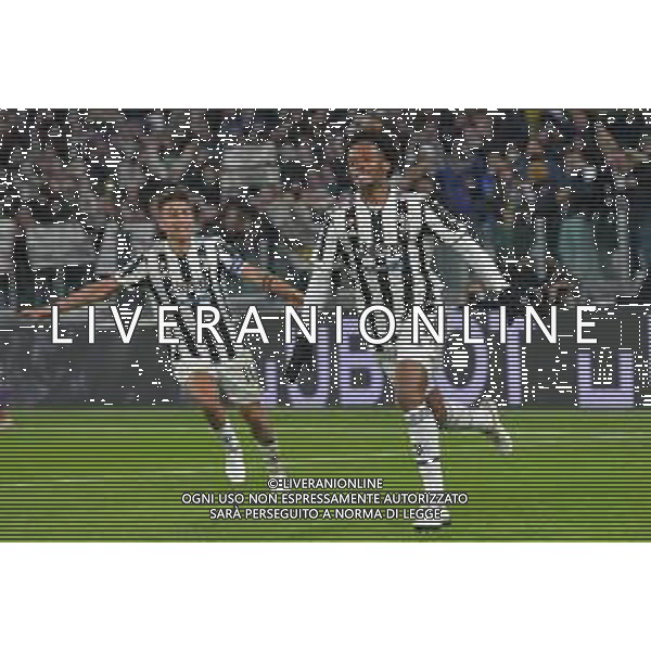 Torino 06.11.2021 Stadio Allianz Stadium ©Alessandro Falzone/Agenzia Aldo Liverani Juventus vs Fiorentina 11^ giornata Serie A Tim 2021/2022 Nella foto : Esultanza gol di Juan Cuadrado con Paulo Dybala ©FALZONE/AGENZIA ALDO LIVERANI SAS