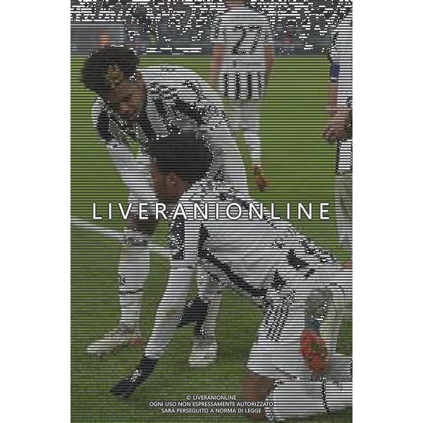 Torino 06.11.2021 Stadio Allianz Stadium ©Alessandro Falzone/Agenzia Aldo Liverani Juventus vs Fiorentina 11^ giornata Serie A Tim 2021/2022 Nella foto : Esultanza gol di Juan Cuadrado con Weston McKennie ©FALZONE/AGENZIA ALDO LIVERANI SAS
