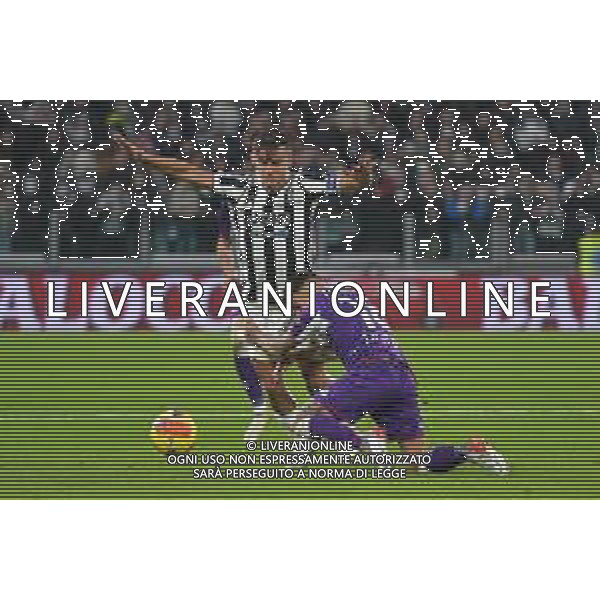 Torino 06.11.2021 Stadio Allianz Stadium ©Alessandro Falzone/Agenzia Aldo Liverani Juventus vs Fiorentina 11^ giornata Serie A Tim 2021/2022 Nella foto : Paulo Dybala-Lucas Torreira ©FALZONE/AGENZIA ALDO LIVERANI SAS