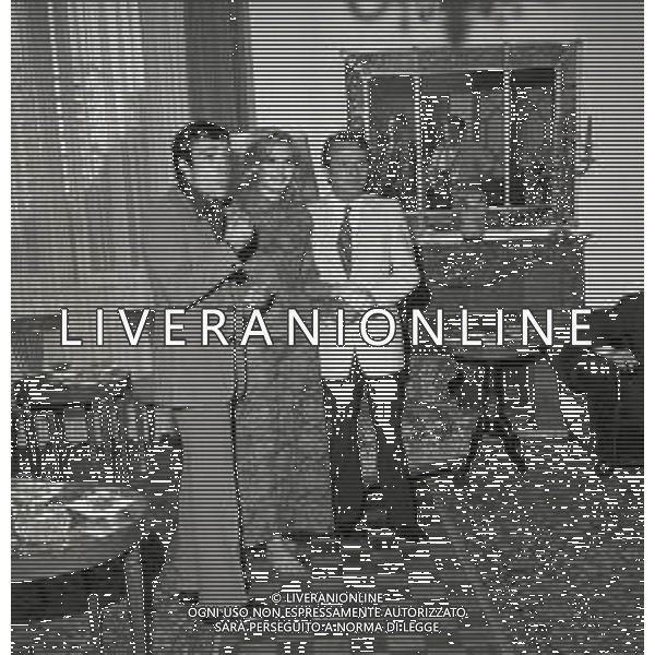 RETROSPETTIVA PIA GIANCARO ATTRICE NELLA FOTO PIA GIANCARO A MILANO NELL\'ANNO 1971CON ALIGHIERO NOSCHESE E ENRICO MONTESANO AG ALDO LIVERANI SAS  