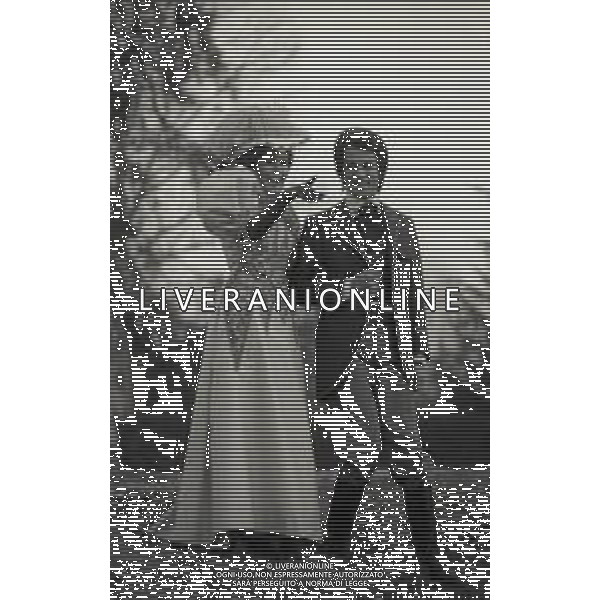 RETROSPETTIVA PIA GIANCARO ATTRICE NELLA FOTO PIA GIANCARO CON SANDRO QUASIMODO SUL SET DEL “IL ROMANZO DI UN GIOVANE POVERO“ NELL\'ANNO 1974 AG ALDO LIVERANI SAS