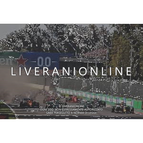 (L to R): Lewis Hamilton (GBR) Mercedes AMG F1 W12, Valtteri Bottas (FIN) Mercedes AMG F1 W12 and Max Verstappen (NLD) Red Bull Racing RB16B at the start of the race. 07.11.2021. Formula 1 World Championship, Rd 18, Mexican Grand Prix, Mexico City, Mexico, Race Day. - www.xpbimages.com, EMail: requests@xpbimages.com © Copyright: Batchelor / XPB Images/ AG ALDO LIVERANI SAS - ITALY ONLY EDITORIAL USE ONLY