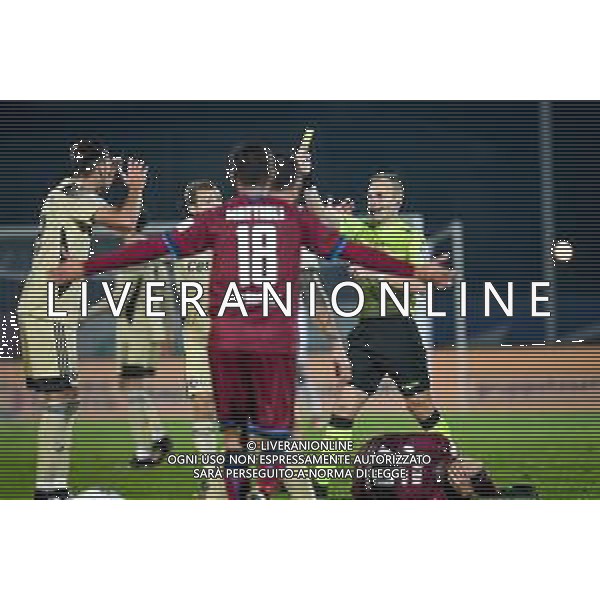 GriffoniE/LMedia - AS Cittadella vs AC Pisa - Italian Football Championship League BKT 2021/2022 07 November 2021 - Stadio Pier Cesare Tombolato, Cittadella (PD), Italy Photo showing: The referee of the match Francesco Meraviglia shows yellow card to Lorenzo Lucca (Pisa) after the foul on Nicola Pavan (Cittadella) @GriffoniE/LMedia/ AG ALDO LIVERANI SAS