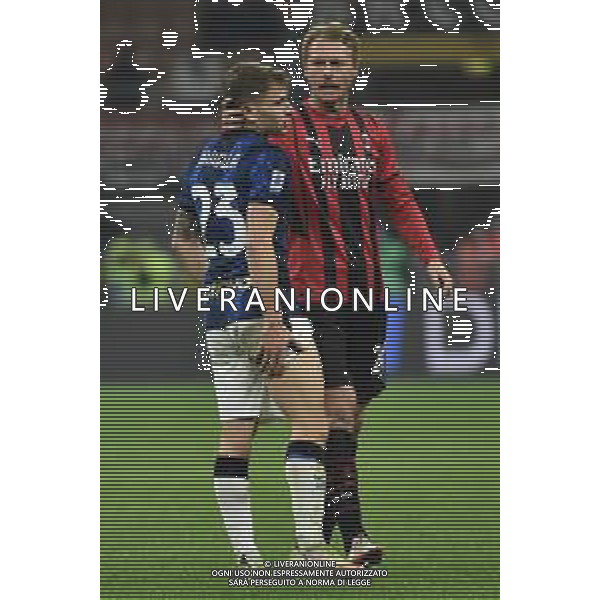 Nicolo\' Barella (Inter) SX viene consolato da Simon Kjaer (Milan) DX dopo l\'infortunio Milan vs Inter Campionato Serie A TIM - 12a giornata Milano 07-11-2021 Stadio Giuseppe Meazza - San Siro foto Roberto Garavaglia/ag. Aldo Liverani sas / AG ALDO LIVERANI SAS
