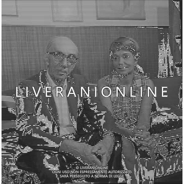 RETROSPETTIVA DIEGO VALERI POETA E ACCADEMICO ITALIANO CON LA FIGLIA GIOVANNA NEL SUO STUDIO A VENEZIA NEL SETTEMBRE 1969 ©Archivio Giovanni Liverani / AG ALDO LIVERANI SAS