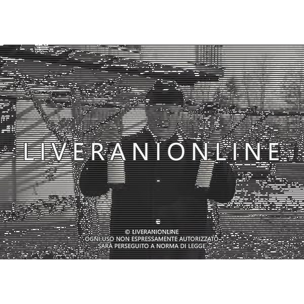 RETROSPETTIVA NILS LIEDHOLM ALLENATORE NELLA FOTO NILS LIEDHOLM ALLENATORE MILAN NELL\'ANNO 1986 CON LE BOTTIGLIE DEL SUO VINO AG ALDO LIVERANI SAS 