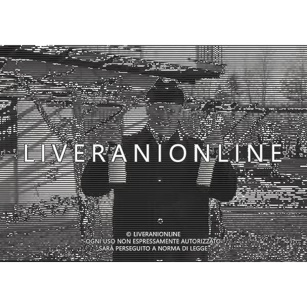 RETROSPETTIVA NILS LIEDHOLM ALLENATORE NELLA FOTO NILS LIEDHOLM ALLENATORE MILAN NELL\'ANNO 1986 CON LE BOTTIGLIE DEL SUO VINO AG ALDO LIVERANI SAS 