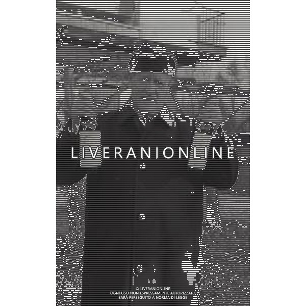 RETROSPETTIVA NILS LIEDHOLM ALLENATORE NELLA FOTO NILS LIEDHOLM ALLENATORE MILAN NELL\'ANNO 1986 CON LE BOTTIGLIE DEL SUO VINO AG ALDO LIVERANI SAS 