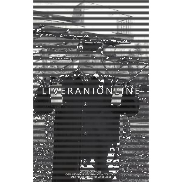 RETROSPETTIVA NILS LIEDHOLM ALLENATORE NELLA FOTO NILS LIEDHOLM ALLENATORE MILAN NELL\'ANNO 1986 CON LE BOTTIGLIE DEL SUO VINO AG ALDO LIVERANI SAS 