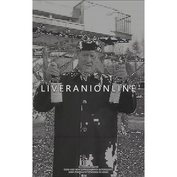 RETROSPETTIVA NILS LIEDHOLM ALLENATORE NELLA FOTO NILS LIEDHOLM ALLENATORE MILAN NELL\'ANNO 1986 CON LE BOTTIGLIE DEL SUO VINO AG ALDO LIVERANI SAS  