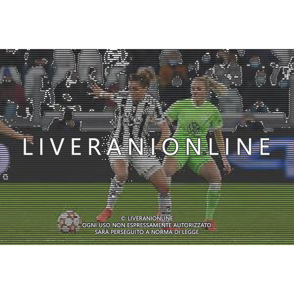 Torino 09.11.2021 Stadio Allianz Stadium ©Manuela Viganti/Agenzia Aldo Liverani Juventus vs Wolfsburg Champions League Women\'s 2021/2022 Nella foto: cristiana girelli e turid knaak ©VIGANTI/AGENZIA ALDO LIVERANI SAS