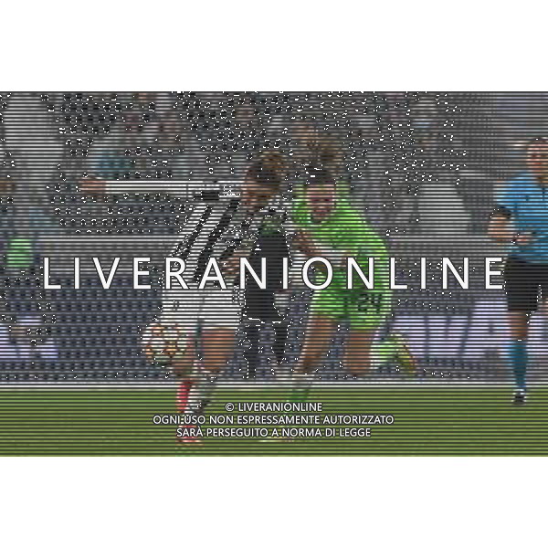Torino 09.11.2021 Stadio Allianz Stadium ©Manuela Viganti/Agenzia Aldo Liverani Juventus vs Wolfsburg Champions League Women\'s 2021/2022 Nella foto: cristiana girelli e joelle wedemeier ©VIGANTI/AGENZIA ALDO LIVERANI SAS