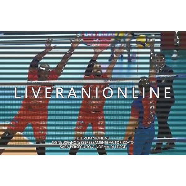 © TVRG Georg Grozer (Monza) DX contro il muro di Robertlandy Simon (Civitanova) SX e Osmany Juantorena (Civitanova) centro Vero Volley Monza vs Cucine Lube Civitanova Campionato SuperLega Credem Banca - 11a giornata Monza 10-11-2021 Arena di Monza foto Roberto Garavaglia/ag. Aldo Liverani sas