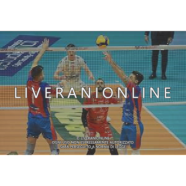 © TVRG Santiago Orduna (Monza) DX alza per Aleks Grozdanov (Monza) SX Vero Volley Monza vs Cucine Lube Civitanova Campionato SuperLega Credem Banca - 11a giornata Monza 10-11-2021 Arena di Monza foto Roberto Garavaglia/ag. Aldo Liverani sas