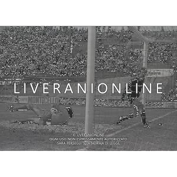 25-04-1982 COMO CAMPIONATO DI CALCIO SERIE A COMO-ROMA 0-1 NELLA FOTO PARATA GIULIANO GIULIANI SU PAULO ROBERTO FALCAO AG ALDO LIVERANI SAS