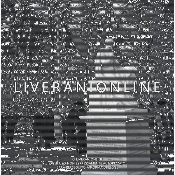 01-04-1959 ROMA VILLA BORGHESE INAUGURAZIONE DELLA STATUA DI MARMO GEORGE BYRON ALLA PRESENZA DELLA REGINA MADRE D\'INGHILTERRA ELIZABETH BOWES -LYON AG ALDO LIVERANI SAS