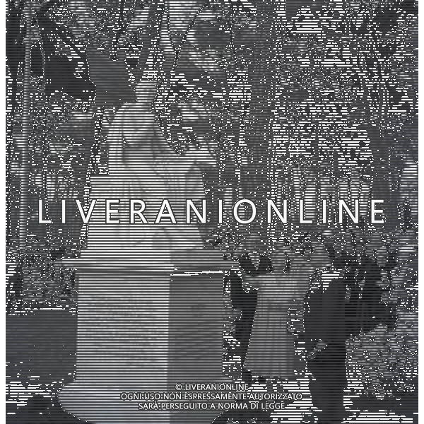 01-04-1959 ROMA VILLA BORGHESE INAUGURAZIONE DELLA STATUA DI MARMO GEORGE BYRON ALLA PRESENZA DELLA REGINA MADRE D\'INGHILTERRA ELIZABETH BOWES -LYON AG ALDO LIVERANI SAS