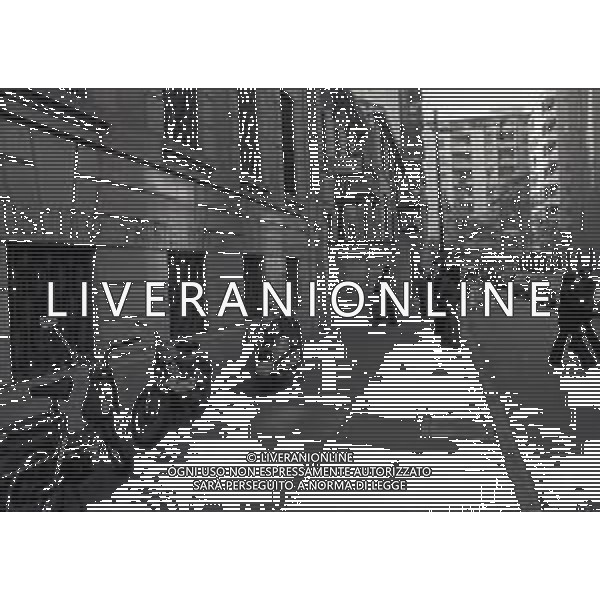 1974 MILANO UFFICIO DI COLLOCAMENTO AL LAVORO NELLA FOTO L\'UFFICIO AL COLLOCAMENTO AL LAVORO AG ALDO LIVERANI SAS