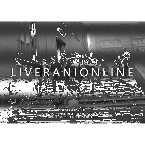 1974 MILANO UFFICIO DI COLLOCAMENTO AL LAVORO NELLA FOTO L\'UFFICIO AL COLLOCAMENTO AL LAVORO AG ALDO LIVERANI SAS