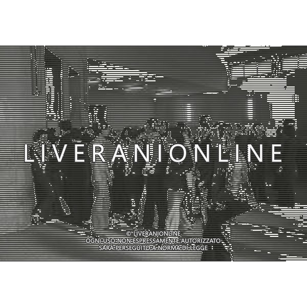 1974 MILANO UFFICIO DI COLLOCAMENTO AL LAVORO NELLA FOTO L\'UFFICIO AL COLLOCAMENTO AL LAVORO AG ALDO LIVERANI SAS