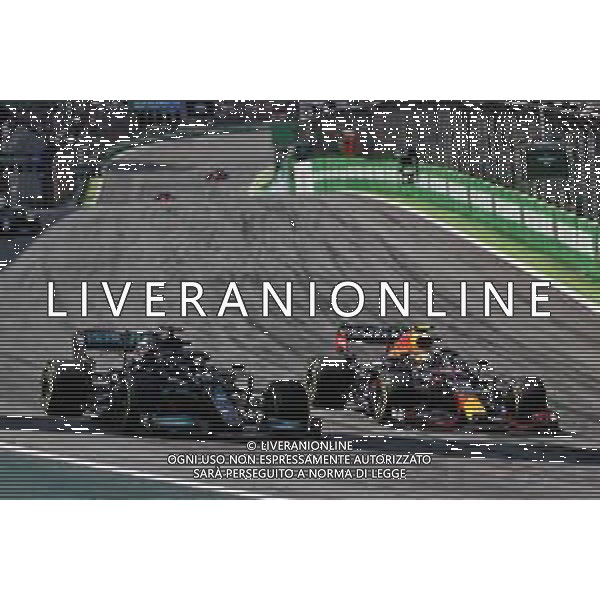 (L to R): Lewis Hamilton (GBR) Mercedes AMG F1 W12 and Sergio Perez (MEX) Red Bull Racing RB16B battle for position. 14.11.2021. Formula 1 World Championship, Rd 19, Brazilian Grand Prix, Sao Paulo, Brazil, Race Day. - www.xpbimages.com, EMail: requests@xpbimages.com © Copyright: Batchelor / XPB Images/AGENZIA ALDO LIVERANI SAS - ITALY ONLY EDITORIAL USE ONLY